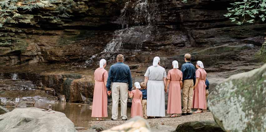 ’n Gesin wat saam voor ’n waterval staan